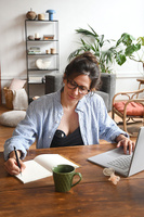 Laktator elektryczny bezprzewodowy muszlowy Hands-Free 180 ml Night Blue Beaba 911735