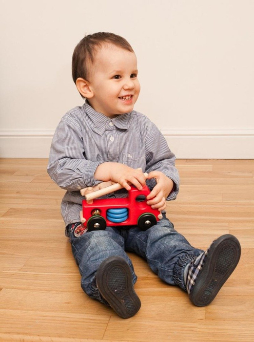 Drewniany samochód i jego właściciel "Dzielny strażak", 41830-BAJO - samochody zabawki