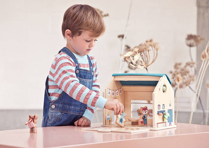 Drewniana wielofunkcyjna rozkładana Szkoła z 3 figurkami i akcesoriami 83422 Lilliputiens