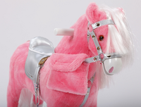 Różowy koń na biegunach z kokardkami w srebrnej uprzęży