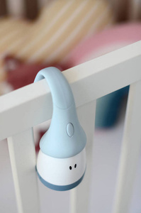 Lampka nocna LED przenośna z latarką Pixie 90h świecenia Blue Beaba 930300