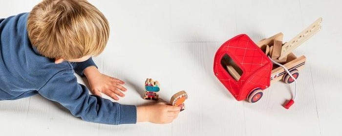 Czerwony wóz strażacki z drewna z dzwoneczkiem, drabiną i wężem Nosorożec Marius 83182-Lilliputiens