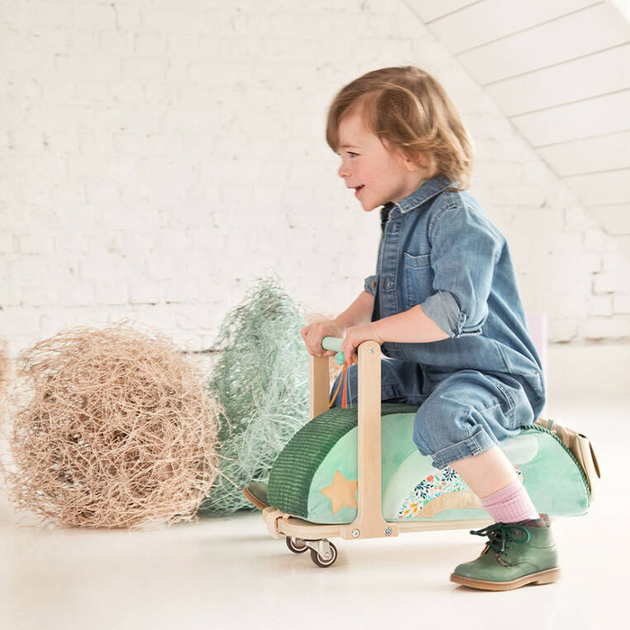 Drewniany jeździk 2 w 1 z miękkim siedziskiem i torebką Smok Joe 12 m+ 83466 LILLIPUTIENS