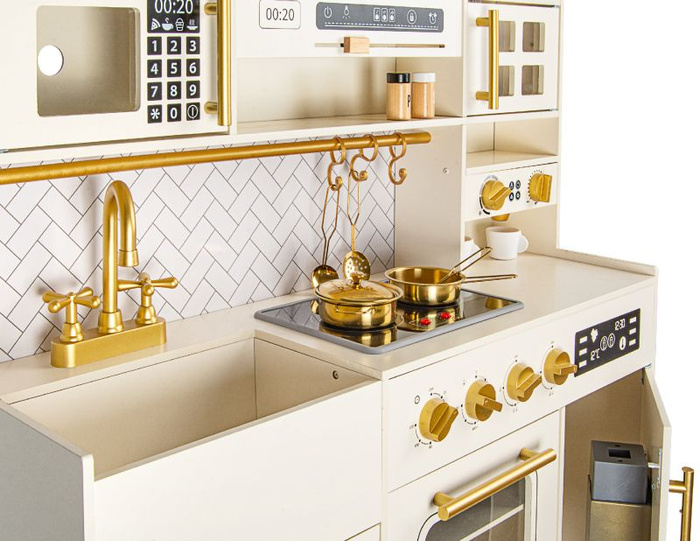 Drewniana kuchnia dla dzieci z płytą indukcyjną światłem i dźwiękiem oraz złotymi akcesoriami