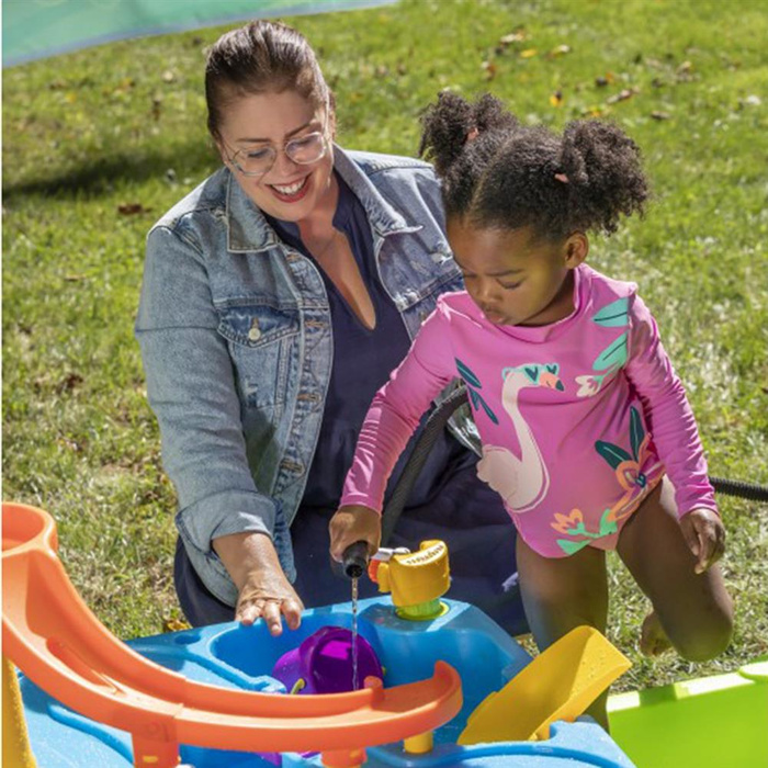 Stolik wodny STEP2 414599 ze zjeżdżalnią parasolem + basenik z akcesoriami do przelewania wody