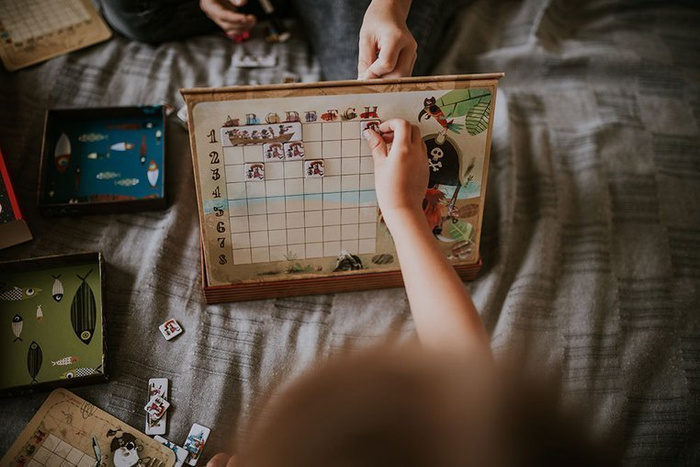 Gra w okręty „Piraci”, JND02835-Janod, gry dla dzieci, zabawki z tektury