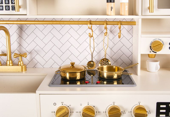 Drewniana kuchnia dla dzieci z płytą indukcyjną światłem i dźwiękiem oraz złotymi akcesoriami