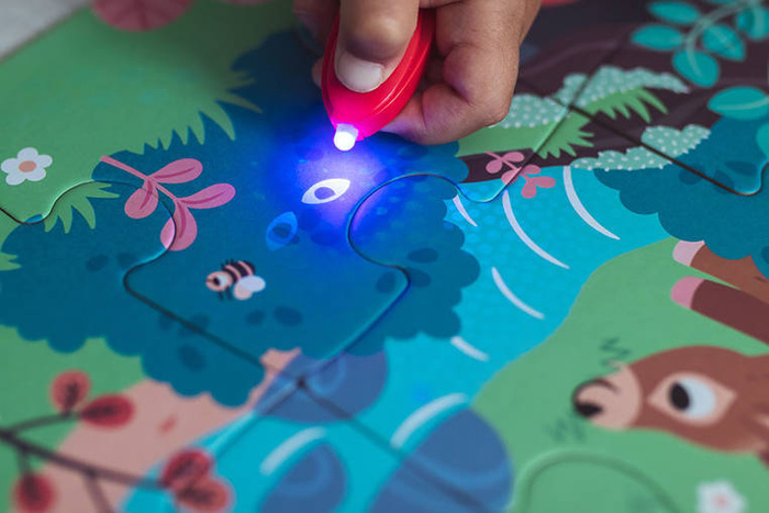 Świecące puzzle z mini-lampką UV Las 24 elementy 3+ Janod J02653