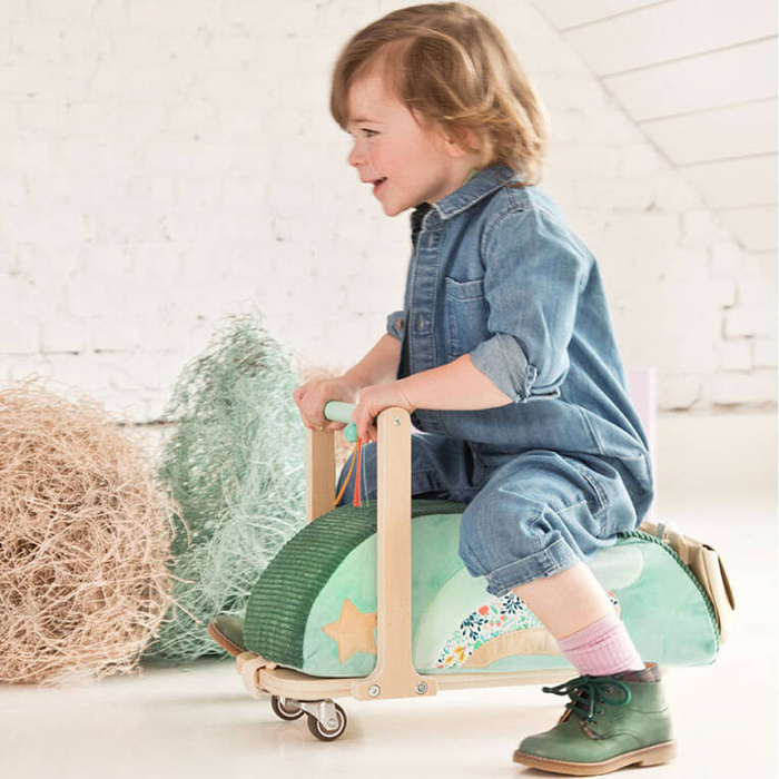 Drewniany jeździk 2 w 1 z miękkim siedziskiem i torebką Smok Joe 12 m+ 83466 LILLIPUTIENS 