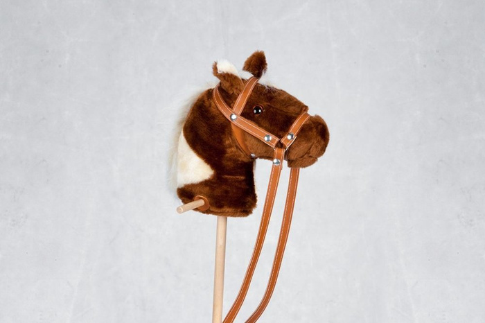 Koń na kiju z kółeczkami Kasztanek w plamy do zabawy w domu i plenerze Hobby Horse Mumbee 53301