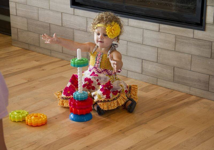 Zakręcona wieża sensoryczna MiniSpinny Fa110-1 Fat Brain Toys, zabawki sensoryczne