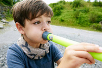 Dmuchawka dla dzieci oraz 4 strzałki z przyssawkami Green&Go HB303428-Haba Terra Kids, zabawy w plenerze