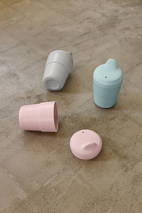 Szary kubek z dziubkiem i silikonową pokrywką Little Chums Kot 1310061108-Lassig, kubki dla dzieci