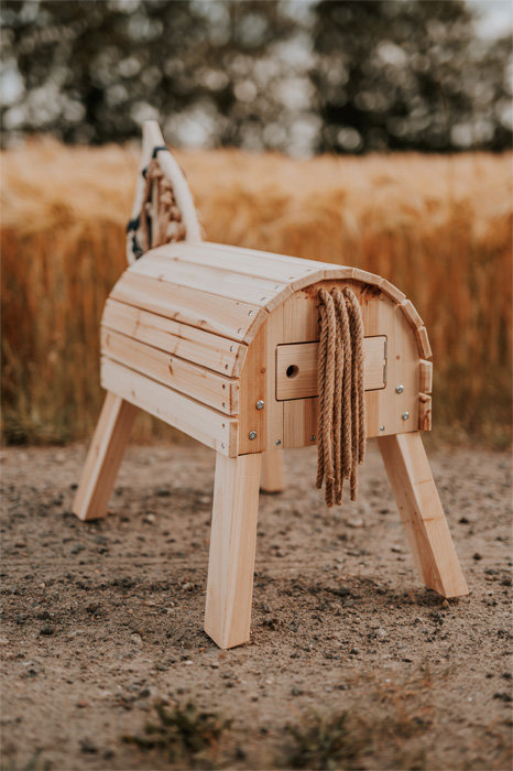 Drewniany koń ze schowkiem do zabawy w plenerze 12313-SF Small Foot