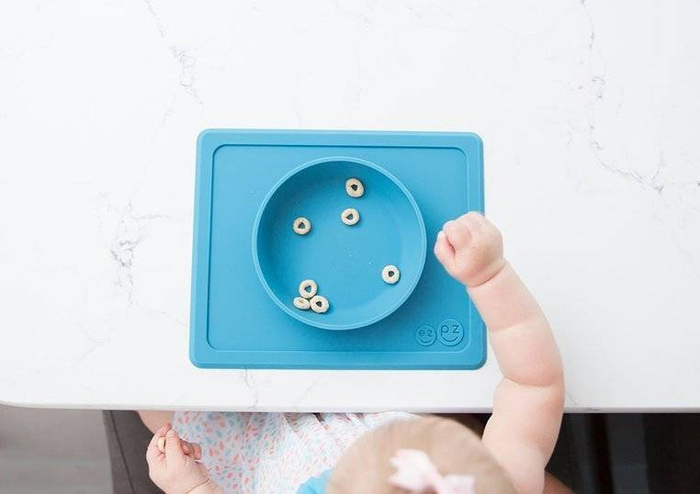 Silikonowa miseczka z podkładką 2w1 Mini Bowl niebieska EUMBB003-EZPZ, naczynia dla dzieci