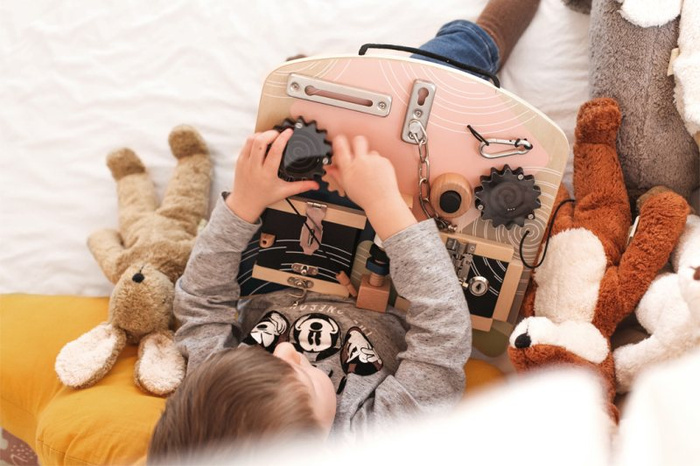 Drewniana motoryczna tablica edukacyjna z zamkami i obracającymi się elementami Small Foot 12392