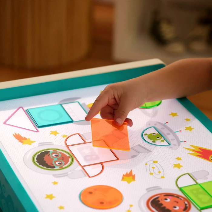 Podświetlany stolik dla dzieci do rysowania 71 elementów Look & Shine B.Toys BX2604Z zabawki edukacyjne