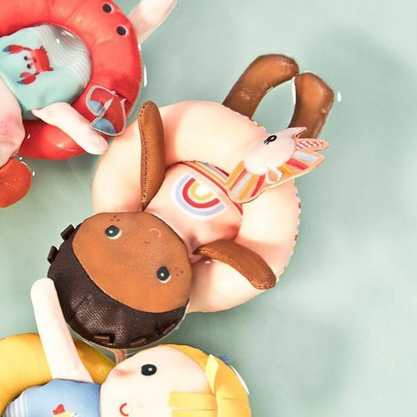 Laleczka do kąpieli z kółkiem w komplecie zabawki do wody Lena 83424 Lilliputiens