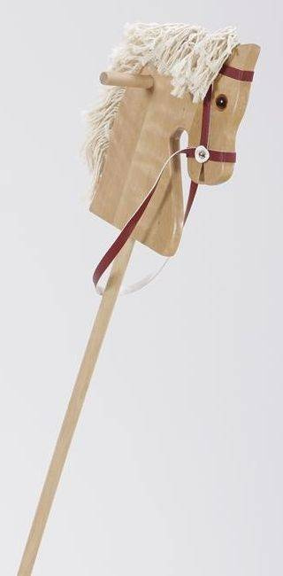 Drewniany koń na kiju z kółeczkami do zabawy w domu i plenerze Hobby Horse Mumbee 53306