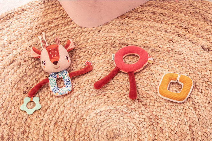 Aktywizujący łańcuch sensoryczny z gryzakiem i grzechotką Sarenka Stella 83429 Lilliputiens