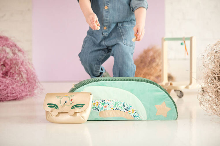 Drewniany jeździk 2 w 1 z miękkim siedziskiem i torebką Smok Joe 12 m+ 83466 LILLIPUTIENS