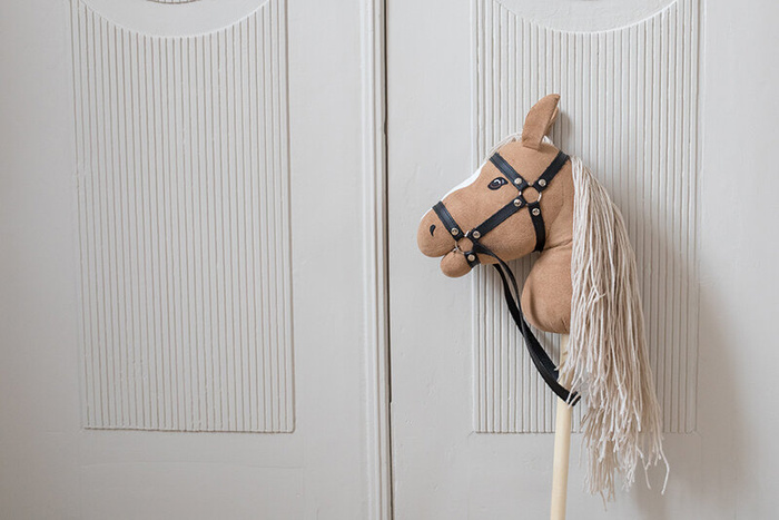 Zestaw dla Hobby Horse Koń na kiju beżowy z otwartą buzią i przeszkoda łąka Astrup