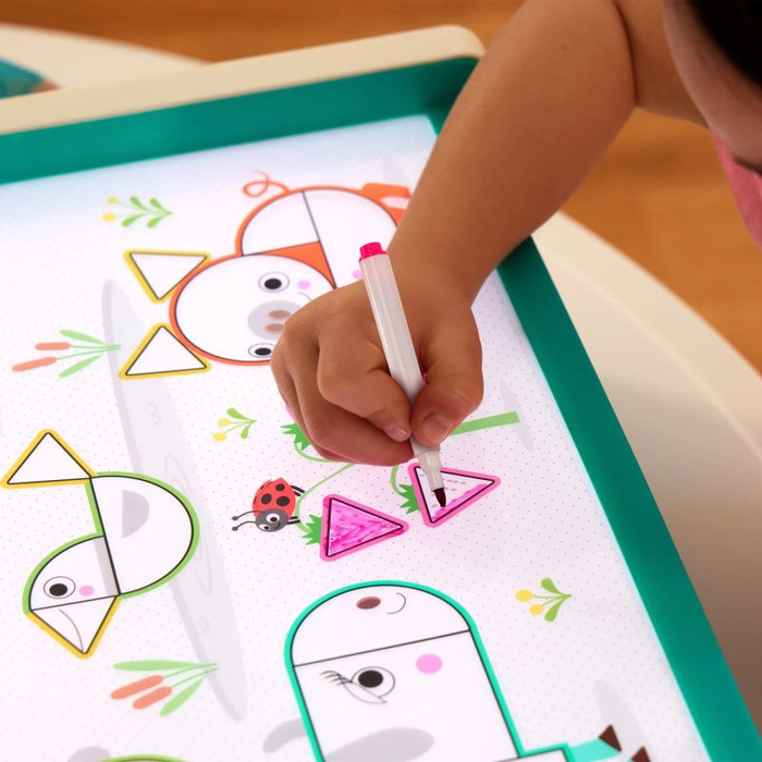 Podświetlany stolik dla dzieci do rysowania 71 elementów Look & Shine B.Toys BX2604Z zabawki edukacyjne