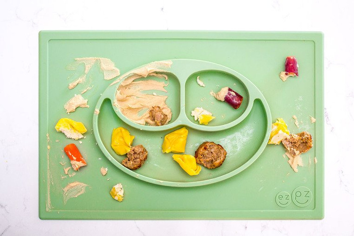 EZPZ Silikonowy talerzyk z podkładką 2w1 Happy Mat pastelowa zieleń EUHMS001- EZPZ, naczynia dla dzieci