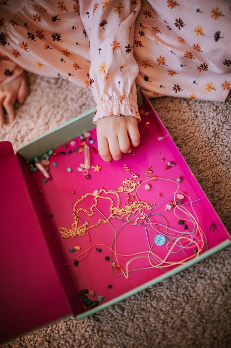 Zestaw kreatywny do tworzenia biżuterii z kamieniami przynoszącymi szczęście Janod J07938