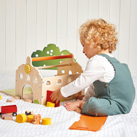 Drewniana farma z otwieranym dachem i figurkami Janod J03318 zabawki edukacyjne