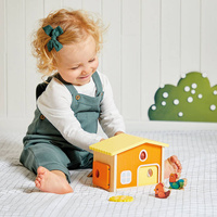 Drewniany domek z sorterem Farma Mój pierwszy kurnik J03311 Janod