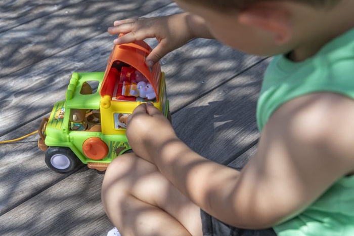 Jeep Safari otwierany samochód terenowy Klorofil 700221F w zestawie figurka kolekcjonerska Małpka