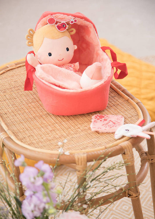 Lalka aktywizująca dzidziuś w gondoli z komforterem i butelką mleka Lena 83375 Lilliputiens