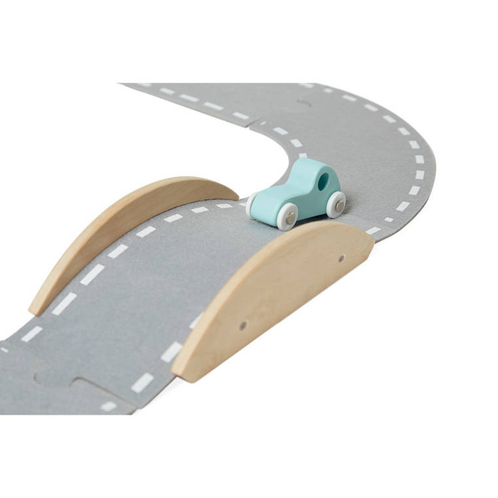 Filcowy tor dla samochodów z akcesoriami Janod J04631