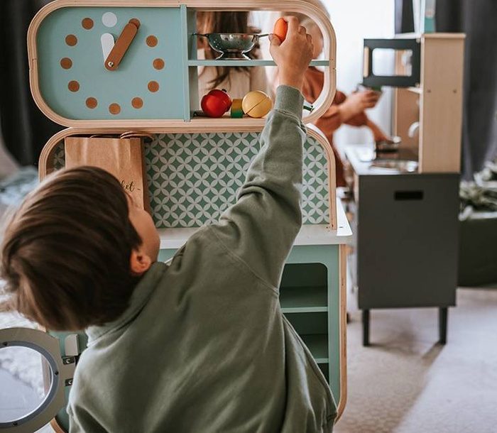 Dwustronna drewniana kuchnia z pralką 2w1 z dźwiękiem światłem LED i 8 akcesoriami Janod J06594