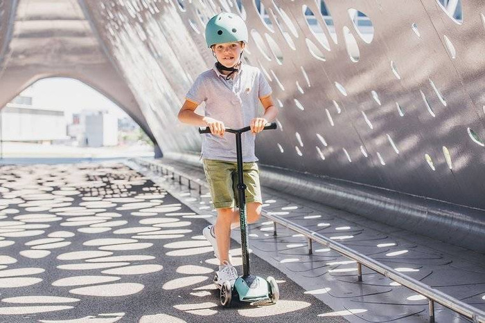 Zestaw SCOOTANDRIDE Kask + Highwaykick 5 LED Hulajnoga trójkołowa balansowa ze świecącymi kółkami 5+ Forest