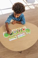 Układanka łamigłówka dla maluszka Kształty i kolory Gąsieniczka Oli Goula 53477 Drewniane zabawki dla dzieci