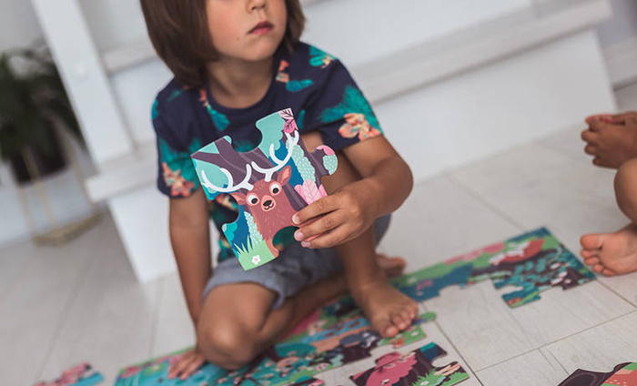 Świecące puzzle z mini-lampką UV Las 24 elementy 3+ Janod J02653