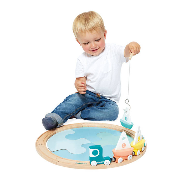 Kolejka dla dzieci pociąg drewniany z torami łódkami i makietą jeziora Bolid Janod J04629