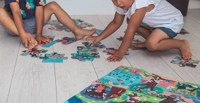 Świecące puzzle z mini-lampką UV Las 24 elementy 3+ Janod J02653