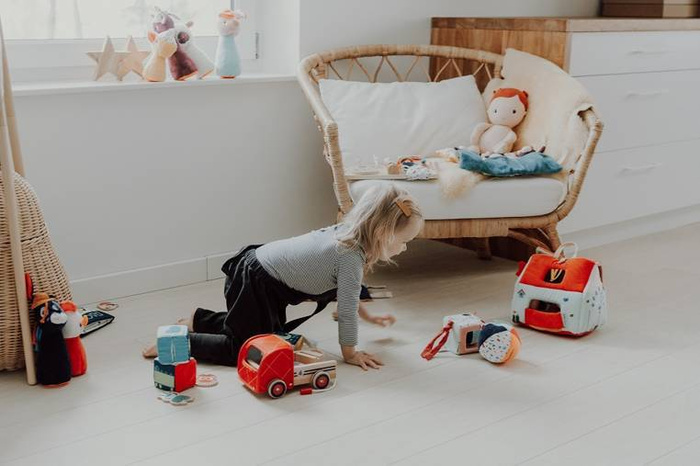 Czerwony wóz strażacki z drewna z dzwoneczkiem, drabiną i wężem Nosorożec Marius 83182-Lilliputiens