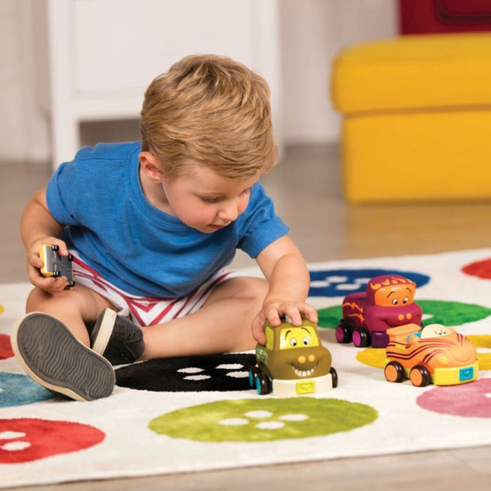 Zestaw 4 autek z napędem Wheeee-ls! B.Toys BX2293Z zabawki sensoryczne dla dzieci