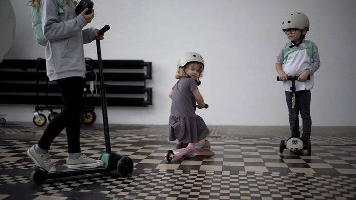 Zestaw SCOOTANDRIDE Kask + Highwaykick 5 LED Hulajnoga trójkołowa balansowa ze świecącymi kółkami 5+ Ash