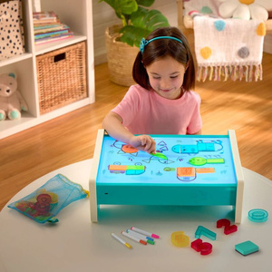 Podświetlany stolik dla dzieci do rysowania 71 elementów Look & Shine B.Toys BX2604Z zabawki edukacyjne