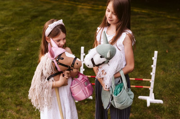 Podkładka pod siodło i bonetka fioletowe akcesoria do Hobby Horse Astrup 84371