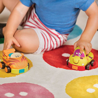 Zestaw 4 autek z napędem Wheeee-ls! B.Toys BX2293Z zabawki sensoryczne dla dzieci