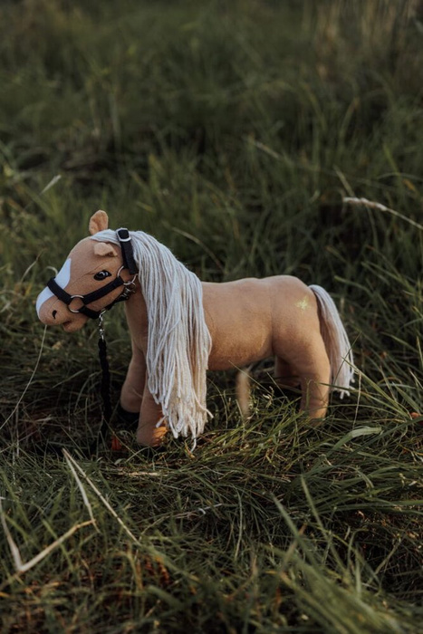 Beżowy Konik Minis Daisy 30 cm z regulowanymi nogami Astrup 84394