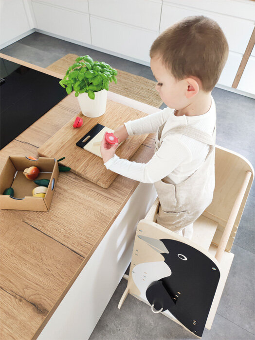 Pomocnik kuchenny dla dzieci Pingwin Wildlife Small Foot 12455 Kitchen helper drewniany