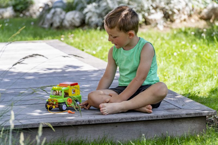 Jeep Safari otwierany samochód terenowy Klorofil 700221F w zestawie figurka kolekcjonerska Małpka