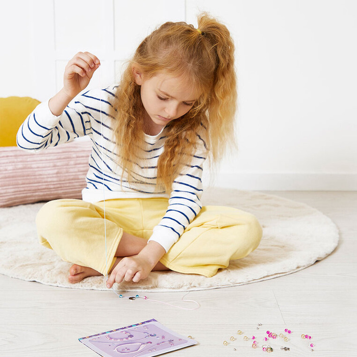 Zestaw kreatywny do tworzenia biżuterii z zawieszkami zmieniającymi kolor Janod J09182